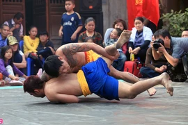 Festival de lucha tradicional en la aldea Mai Dong en ocasión de Tet