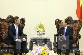 El primer ministro, Nguyen Xuan Phuc recibe a Shosuke Mori, director ejecutivo de la Corporación bancaria japonesa Sumitomo Mitsui en Asia- Pacífico