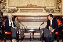 La directora general del Fondo Monetario Internacional, Christine Lagarde, y el presidente del Comité Popular de Ciudad Ho Chi Minh, Nguyen Thanh Phong (Fuente: VNA)