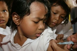 Indonesia recomienda a padres consultar médicos ante escándalo de vacuna