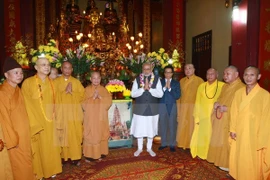 Premier indio se reúne con budistas vietnamitas