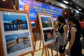 Exposición de fotos y reportajes sobre ASEAN en ciudad vietnamita