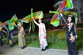 Brocado de Vietnam se presenta en capital de moda del mundo