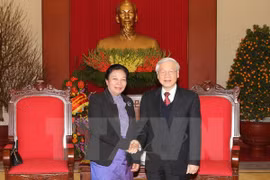  El secretario general del Partido Comunista de Vietnam, Nguyen Phu Trong, recibe a la miembro del Comité Central del Partido Popular Revolucionario de Laos y jefa de su Departamento de Relaciones Exteriores, Sunthone Saychath