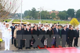 Líderes rinden tributo al Presidente Ho Chi Minh en ocasión de fundación del PCV