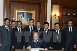 Primer ministro de Vietnam rinde tributo póstumo al difunto rey tailandés