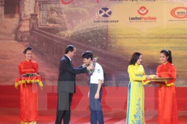 Ninh Binh honra a excelentes estudiantes y talentos deportivos