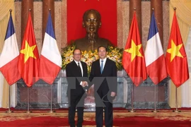 Francois Hollande concluye visita a Vietnam