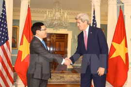 Vicepremier de Vietnam dialoga con John Kerry en Washington
