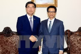 El viceprimer ministro Vu Duc Dam recibe al ministro sudcoreano de Empleo y Trabajo, Lee Ki Kweon, 