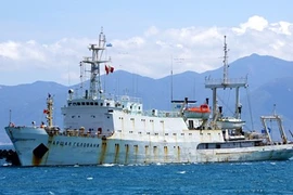 Buque hidrográfico ruso ancla en puerto de Cam Ranh