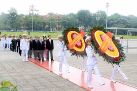 Líderes del Partido y Estado rinden homenaje al presidente Ho Chi Minh