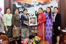 Uniones de Mujeres de Vietnam y Laos refuerzan lazos de cooperación