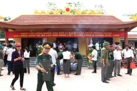 Vietnam rinde homenaje a personas con méritos revolucionarios
