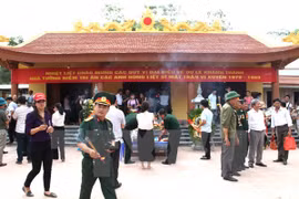 Vietnam rinde homenaje a personas con méritos revolucionarios