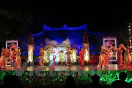 Deleitan al público melodías de música y danza real de Vietnam