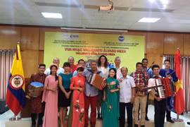 “Rey Vallenato” Álvaro Meza actúa en Hanoi