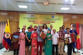 “Rey Vallenato” Álvaro Meza actúa en Hanoi