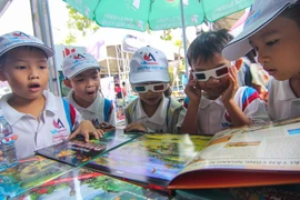 Niños vietnamitas disfrutan de nuevos libros en 3D este verano