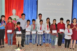 Entregan becas a alumnos desfavorecidos en Vietnam