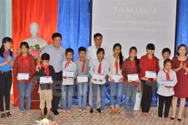Entregan becas a alumnos desfavorecidos en Vietnam