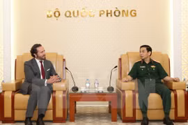 Recibe general vietnamita a líder de corporación francesa