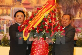 El nuevo secretario general del Partido Popular Revolucionario de Laos (PPRL), Bounnhang Volachith, y el miembro del Comité Central del Partido Comunista de Vietnam (PCV) y jefe de su Departamento de Relaciones Exteriores, Hoang Binh Quan