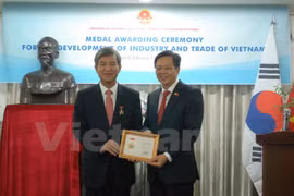 El embajador vietnamita en Seúl, Pham Huu Chi, entrega la Chung Hae-moon recibió la medalla conmemorativa del Ministerio vietnamita de Industria y Comercio al exsecretario general del Centro ASEAN-Sudcorea (AKC), Chung Hae-moon