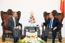 Premier vietnamita recibe a nuevos embajadores de Portugal y Serbia