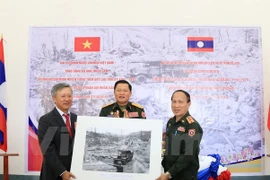 Embajada vietnamita regala valiosos fotos y mapas al museo militar laosiano