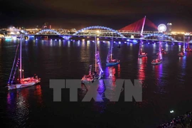 Barcos de Clipper Race desfilen por río Han