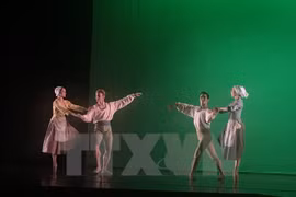 Actuaciones de ballet en conmemoración de 20 años de lazos Hanoi–Toulouse