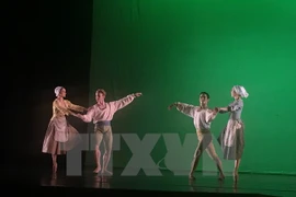 Actuaciones de ballet en conmemoración de 20 años de lazos Hanoi–Toulouse