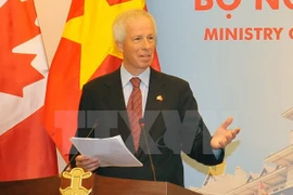 Canciller canadiense conversa con estudiantes de Vietnam sobre cambio climático