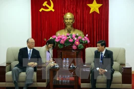 El presidente del Comité Popular local, Tran Thanh Liem recbe a Tsutomu Takebe, asesor especial de la Alianza de Diputados de Amistad Japón-Vietnam