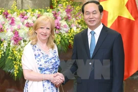 El presidente de Vietnam, Tran Dai Quang, y Eleanor Laing, vicepresidenta de la Cámara de los Comunes del Reino Unido (Fuente: VNA) 