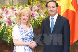 El presidente de Vietnam, Tran Dai Quang, y Eleanor Laing, vicepresidenta de la Cámara de los Comunes del Reino Unido (Fuente: VNA) 