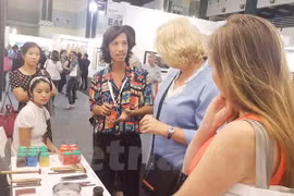 Presentan pinturas de laca de Vietnam en feria artística en Malasia