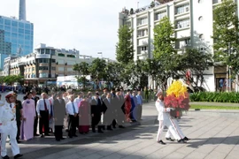 Líderes de Ciudad Ho Chi Minh rinden tributo al presidente Ho Chi Minh
