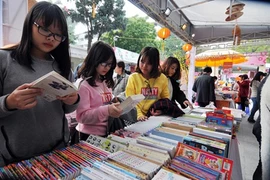 Animado mercado de libros para niños en Vietnam