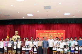 Conceden becas del Gobierno vietnamita a estudiantes expatriados en Laos
