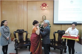 Conceden medalla conmemorativa vietnamita a embajadora india