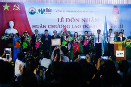 Combatientes voluntarios vietnamitas condecorados por el Estado de Laos