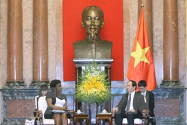 El presidente Tran Dai Quang y la vicepresidenta del BM para el Este de Asia y el Pacífico, Victoria Kwakwa