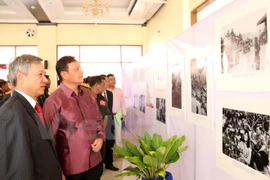 Exposición fotográfica sobre actividades diplomáticas de Ho Chi Minh