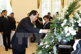 Presidente vietnamita rinde tributo al difunto rey tailandés