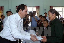 Presidente agradece a personas con méritos revolucionarios en Quang Nam