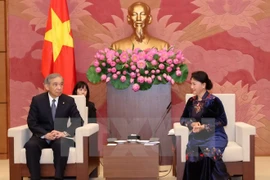 La vicepresidenta del parlamento vietnamita Nguyen Thi Kim Ngan recibe a una delegación de Gunma, encabezada por su gobernador, Osawa Masaaki