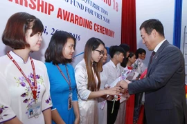 Entregan en Vietnam beca Fuyo a estudiantes con buenos resultados docentes