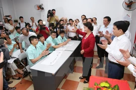 Funcionarios vietnamitas realizan inspecciones en colegios electorales en el país